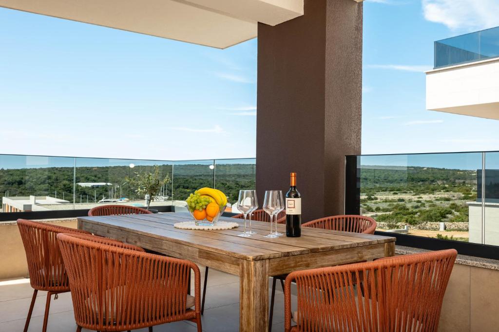 a dining room with a table and chairs and a window at Premium Šimuni by Pag tours in Šimuni