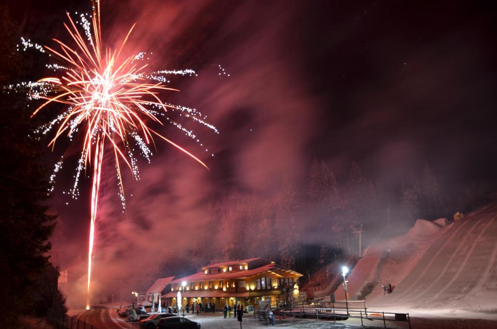 ein Feuerwerk in einem Skigebiet in der Nacht in der Unterkunft Ubytování Skipot in Potŭčky