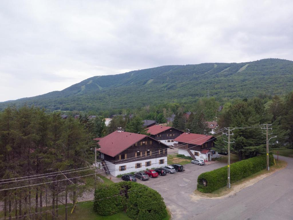 an aerial view of a house with a parking lot at Chalets Montmorency Mont-Sainte-Anne in Saint-Férréol-les-Neiges