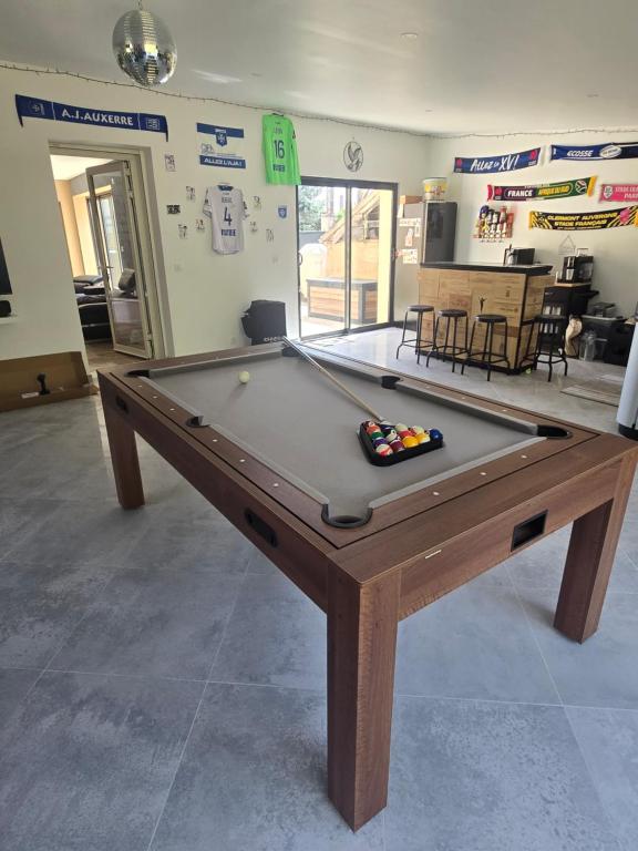 a billiard table in a room with at Chambre des baumes in Chablis
