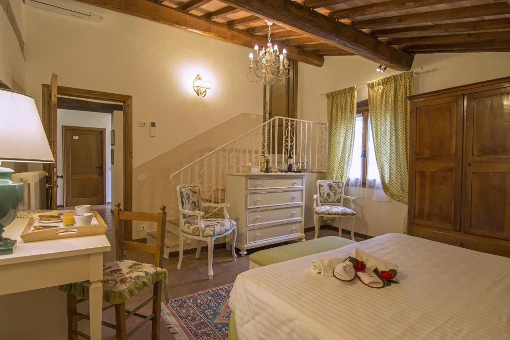 Postel nebo postele na pokoji v ubytování Hotel Belvedere Di San Leonino
