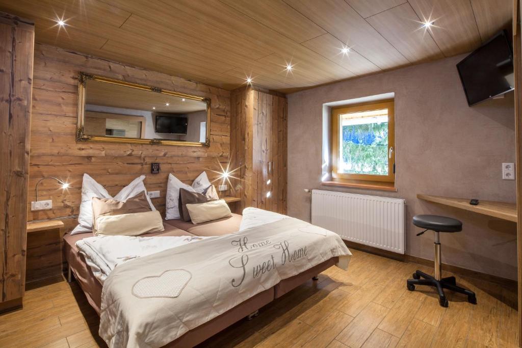 Łóżko lub łóżka w pokoju w obiekcie Gasthaus-Pension Reiterklause