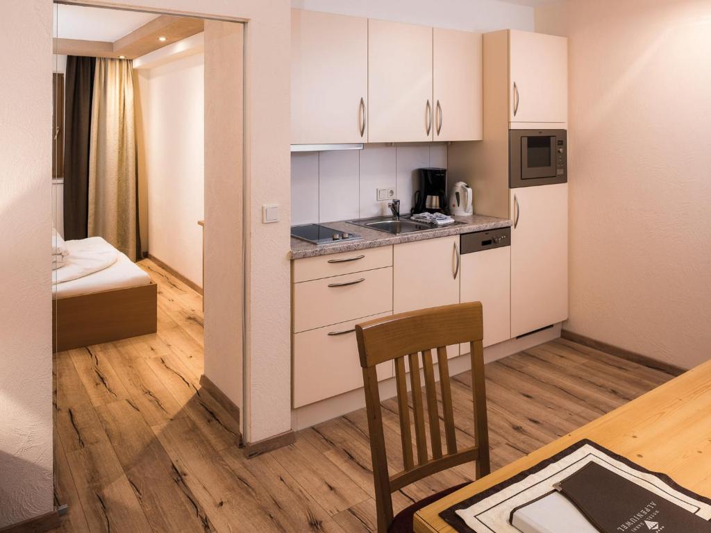 Kuchyň nebo kuchyňský kout v ubytování Hotel Garni Alpenjuwel