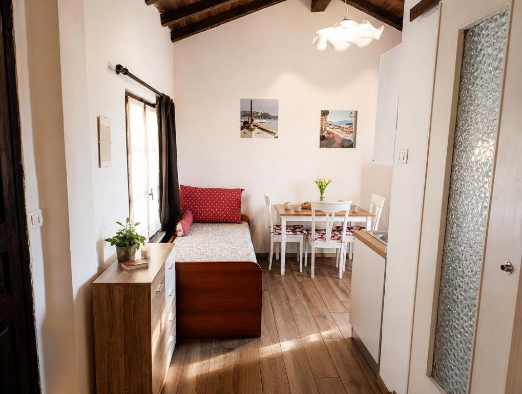 Fattoria Cristina Romantic Garden Studio with Pool & Farm Animals in Tuscany - Fenice