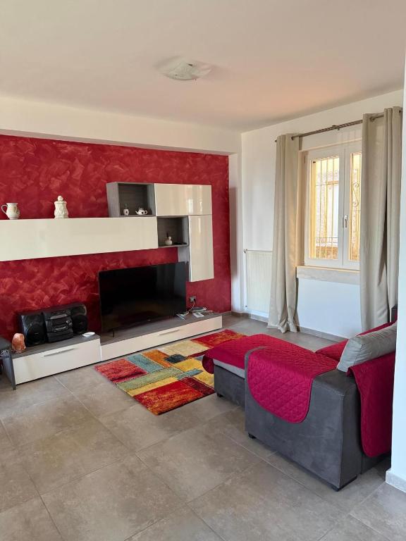 ein Wohnzimmer mit Sofa und Kamin in der Unterkunft Collis Iani - Experience in Colliano