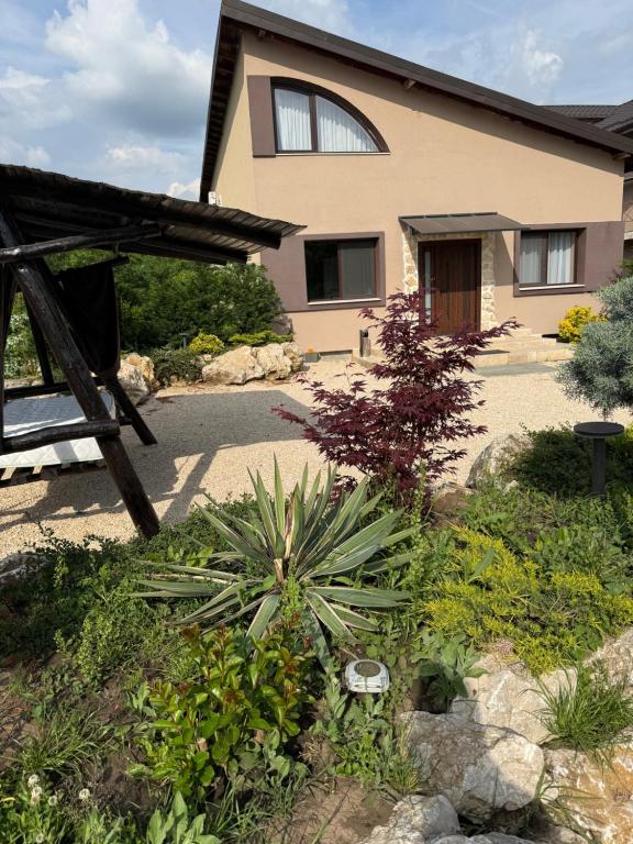 a garden in front of a house at Pensiunea Pelicanilor in Ghermăneşti