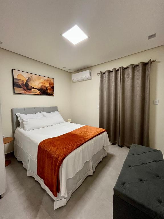 a bedroom with a large bed and a window at Casa Nova, 2 quartos, 1 Ar-Cond, 1 Banheiro, Garagem 4,30m in Montes Claros