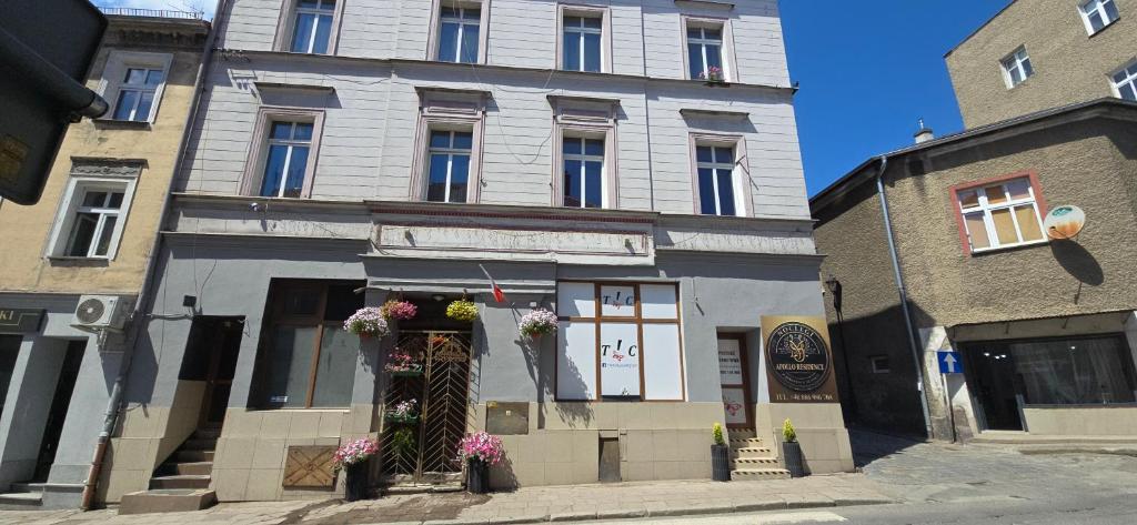 a building with flowers on the front of it at Apartament M J w Centrum-Dwa Pokoje in Ząbkowice Śląskie