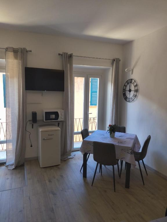 a kitchen and dining room with a table and chairs at Il Flat Arona Centro, Le Dimore del Corso in Arona
