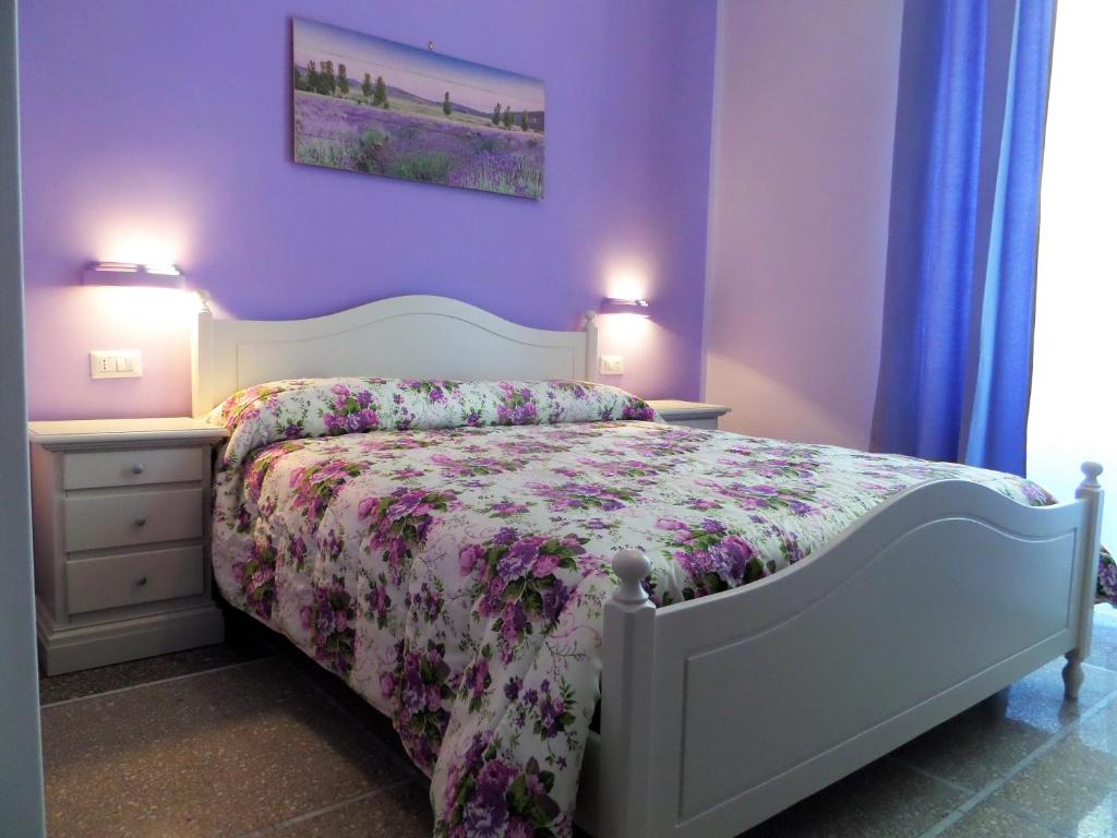 una camera da letto con un letto con copriletto floreale di 325 Rooms ai Fori a Roma