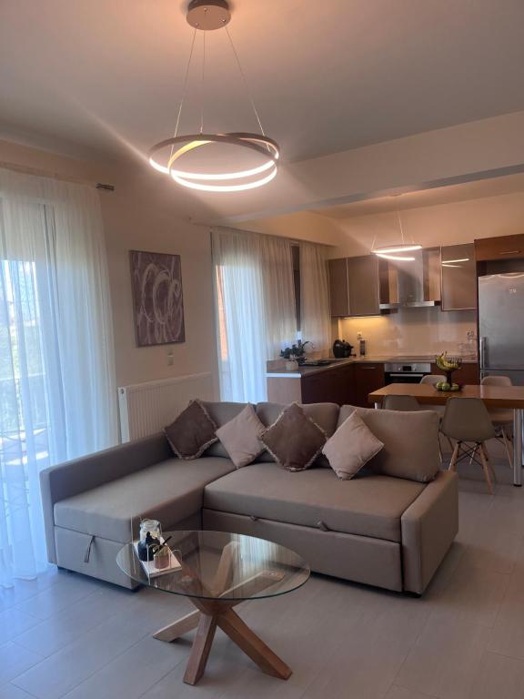ein Wohnzimmer mit Sofa und Tisch in der Unterkunft Rea Harmony in Kalamata