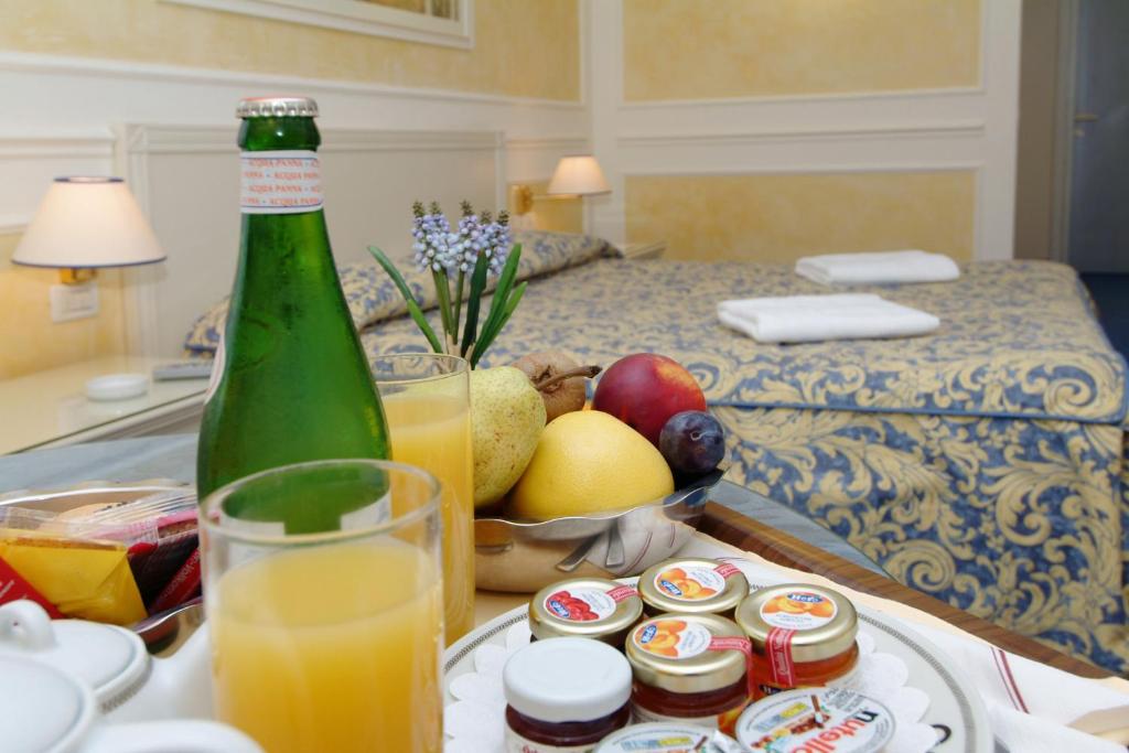 A bed or beds in a room at Hotel Continental Brescia