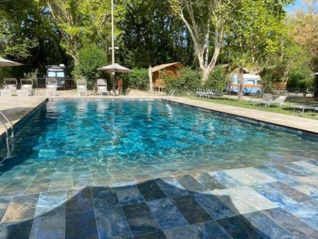 a large swimming pool with blue water at Camping 2 étoiles - Piscine - ccbfiif in Avignon