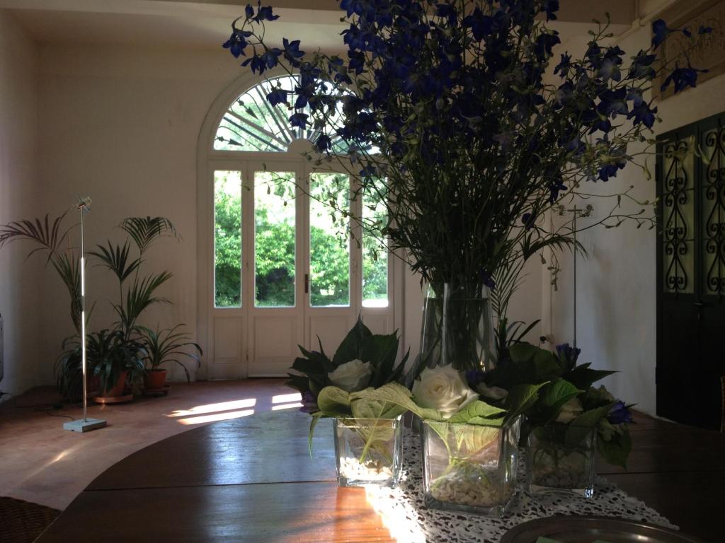 un jarrón de flores sobre una mesa en una habitación en B&B Le Tortore, en Melara