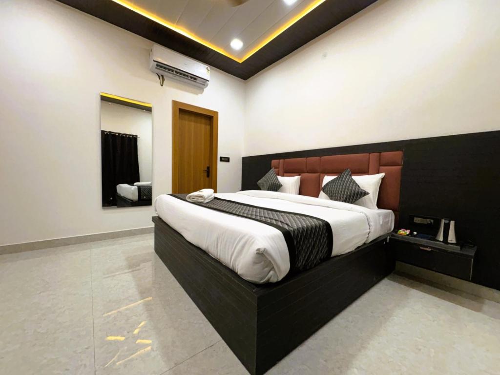 a bedroom with a large bed in a room at Hotel Pearl Nest Palace in Agra