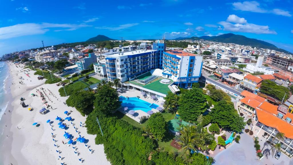 an aerial view of a beach with a resort at Ingleses Praia Hotel - Com Piscina Aquecida in Florianópolis