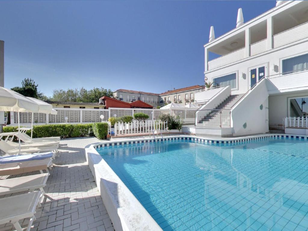 Bazén v ubytování Hotel Promenade Universale nebo v jeho okolí