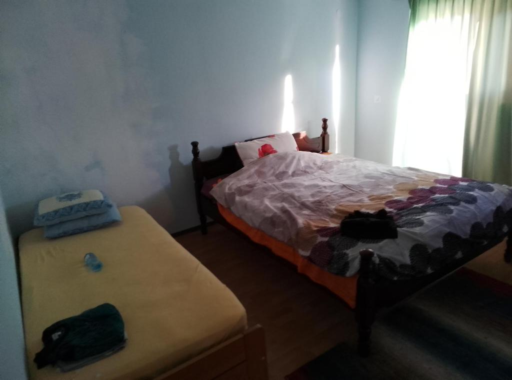 a small bedroom with a bed and a table at 3 Zimmer Wohnung in Sutomore