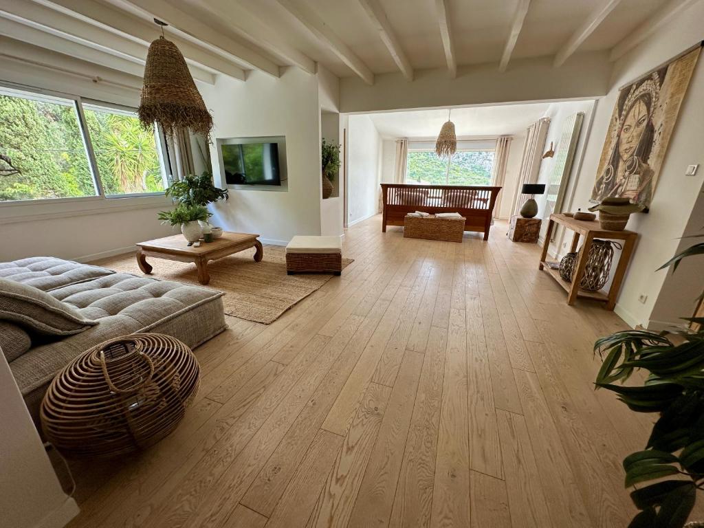a living room with a couch and a table at Cruciata in Pietrosella