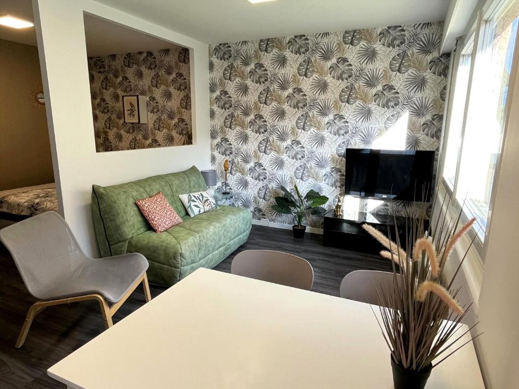 a living room with a couch and a table at Studio de l'étoile in Bavans
