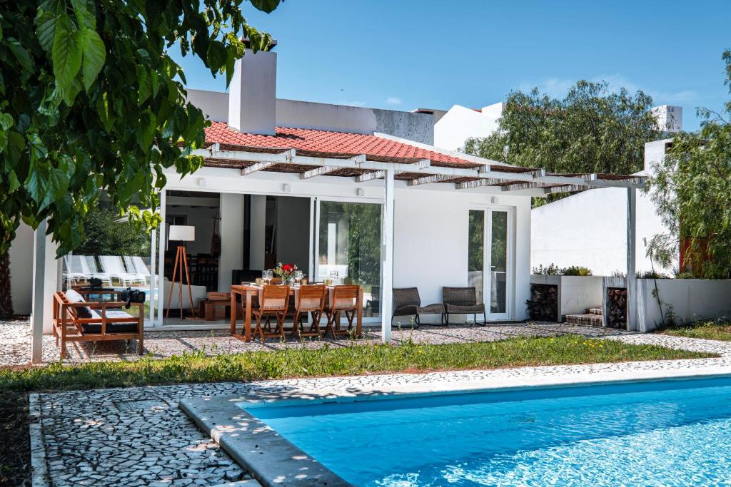 a villa with a swimming pool and a house at Quinta da Berlica - Alentejo in Estremoz