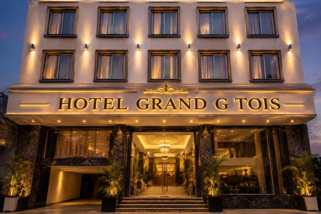 a hotel with a sign that reads hotel grand cipes at Hotel Grand Gtois -Delhi Airport in Dunya