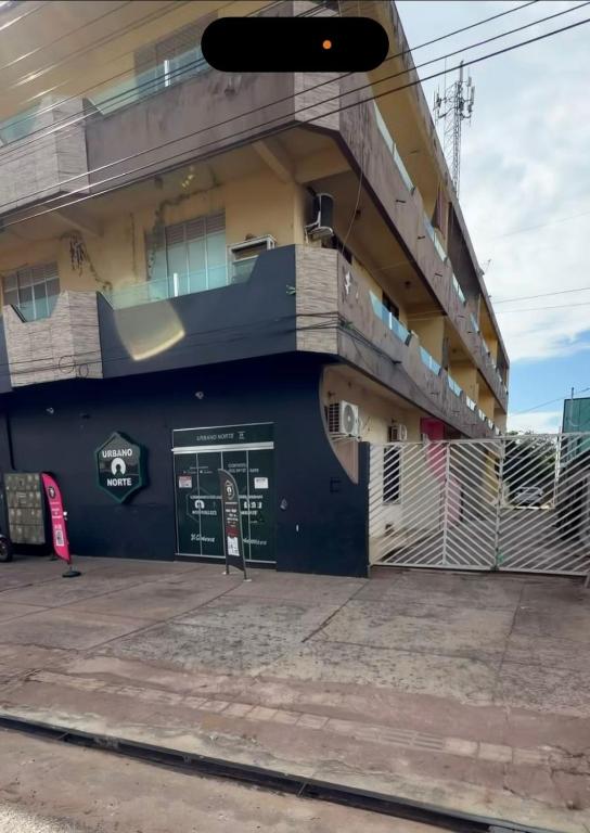 a building with a green door and a balcony at Apartamento Barbosa in Santarém