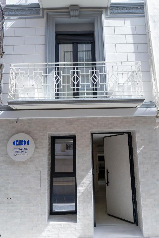 a building with a balcony and a door at Ceramic Rooms Boutique Hostel in Villareal