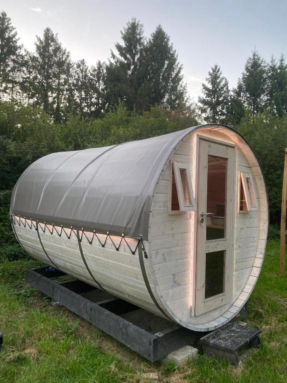 ein rundes Haus mit einer Plane darüber in der Unterkunft Le tonneau in Sivry