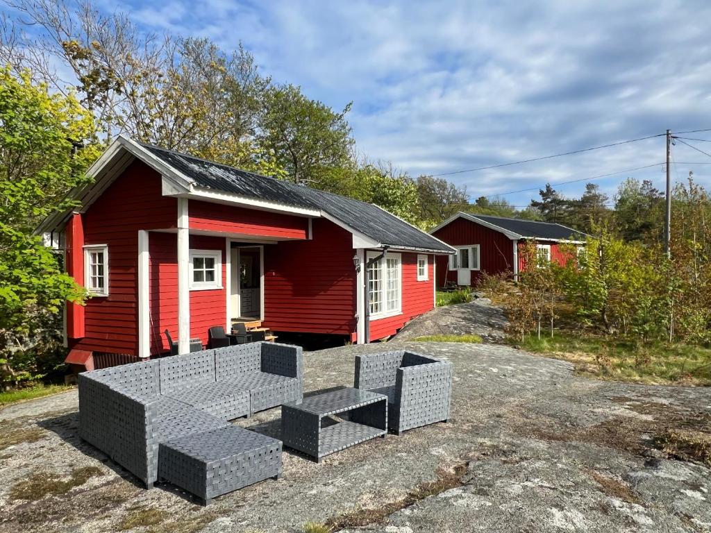 a red house with benches in front of it at Solheim in Ormelet