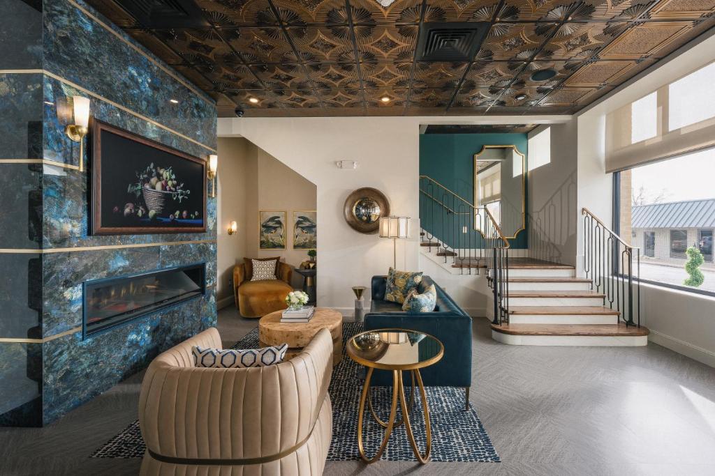 a living room with a couch and a fireplace at The Star on Spring in Springdale