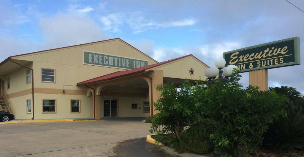 a building with a sign in front of it at Executive Inn Schulenburg in Schulenburg