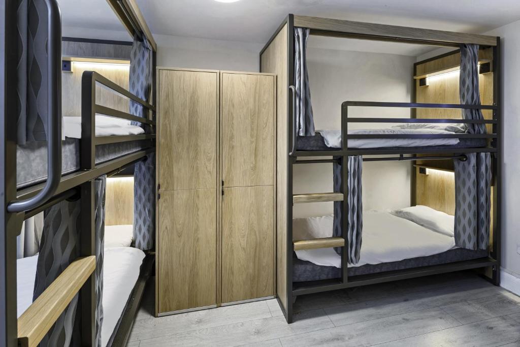 Astor Victoria Hostel - 