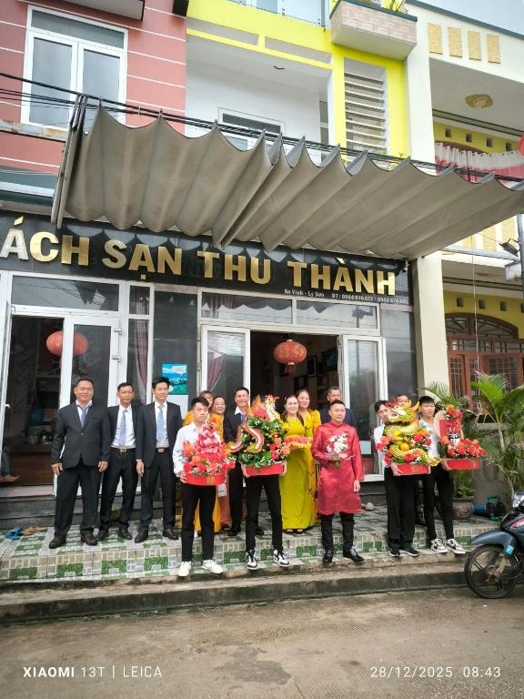 a group of people standing in front of a building at Khách Sạn Thu Thành in Ly Son