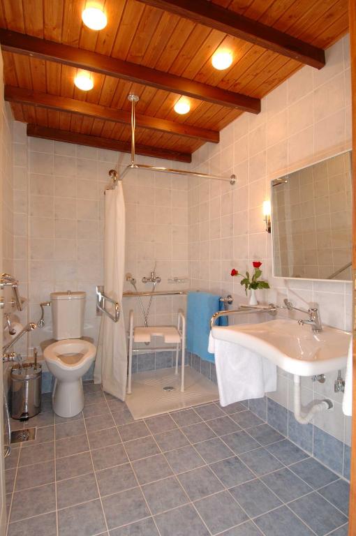 Kúpeľňa v ubytovaní ERIA RESORT for people with special abilities