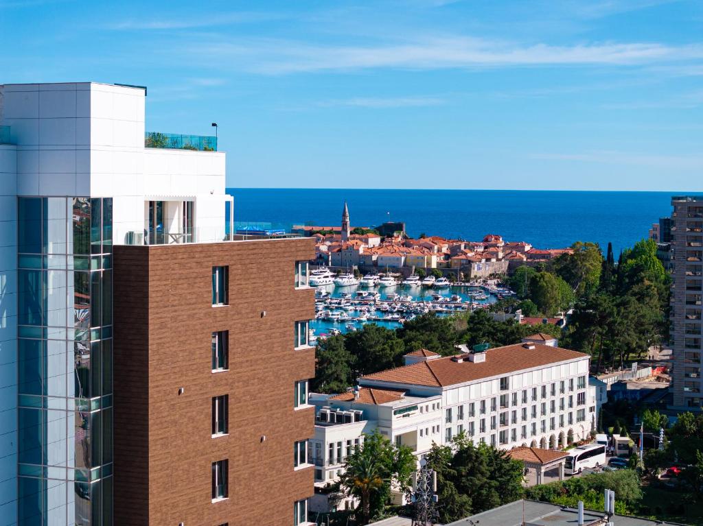 O vedere generală la mare sau o vedere la mare
luată din acest hotel