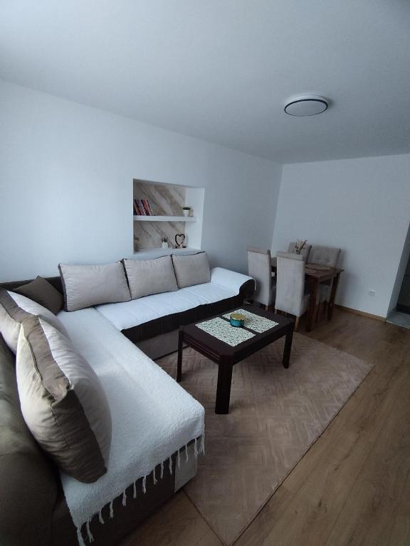 a living room with a couch and a table at Apartman Limski Kutak in Železnička Stanica Prijepolje