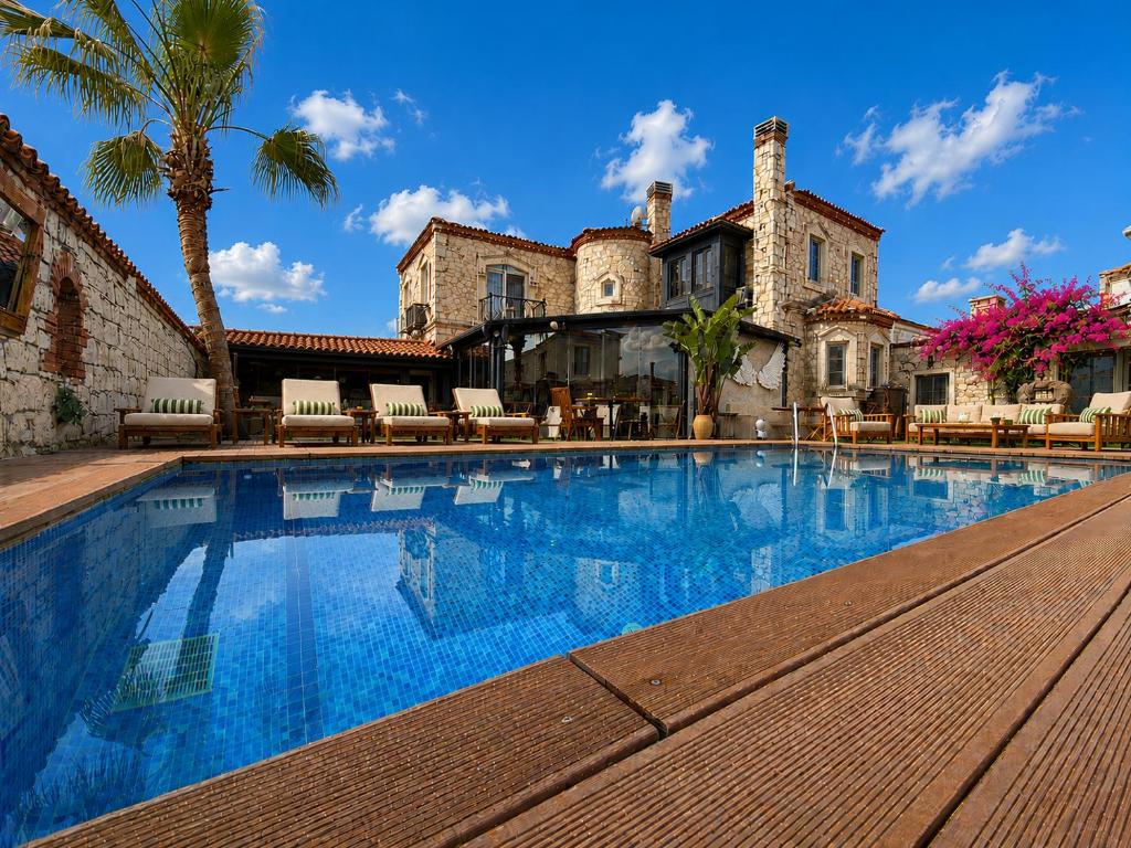 a large swimming pool in front of a house at LA BİEN ALAÇATI by ALİİS in Çeşme