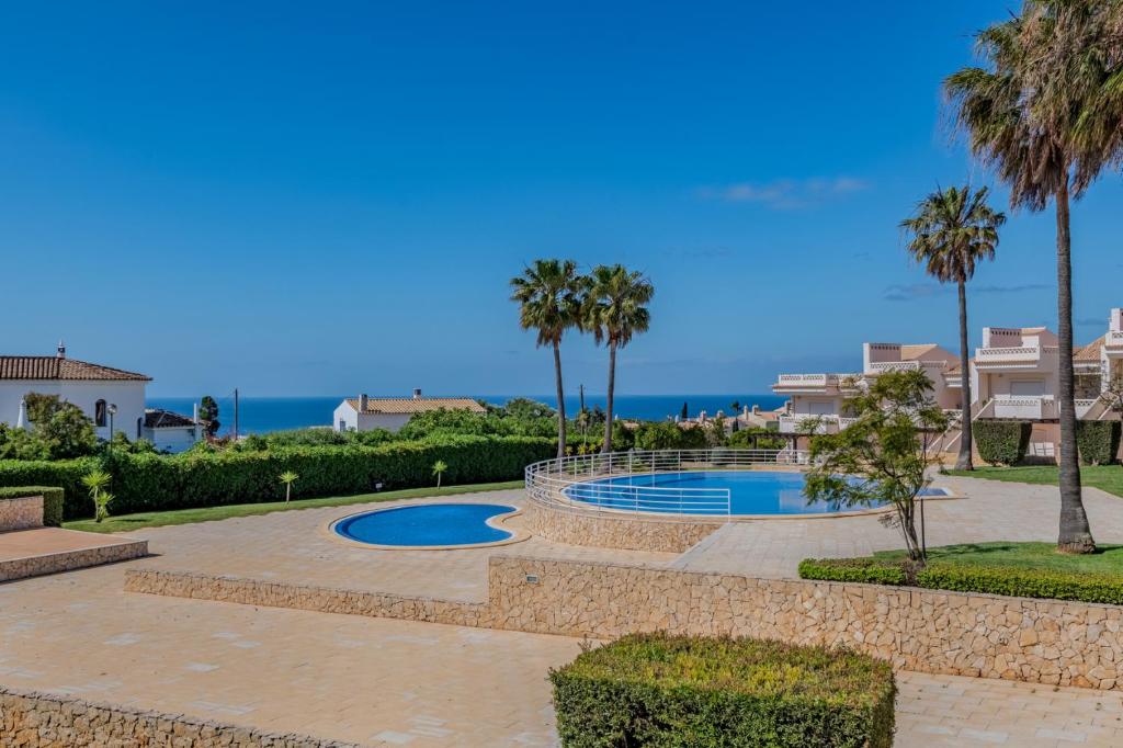 Amazing View With Pool