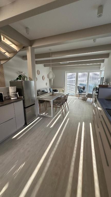 a kitchen and dining room with a table in a room at Ferienhaus Sandbrise in Zingst
