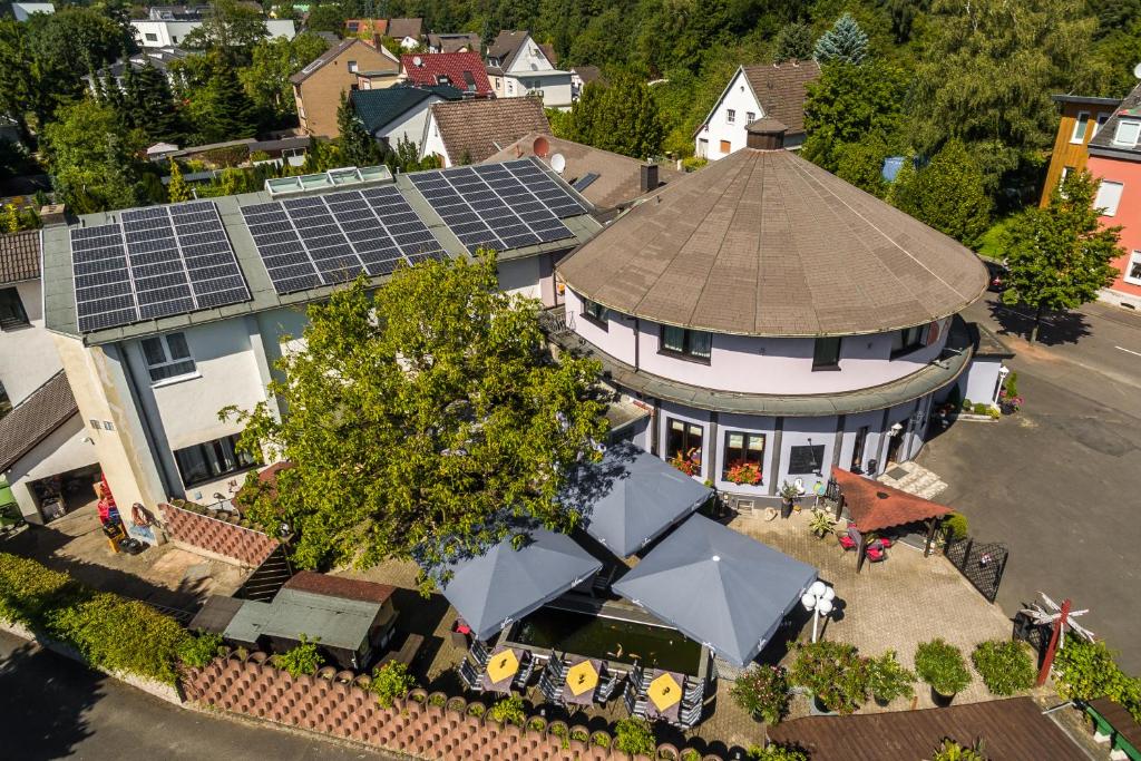 an overhead view of a house with solar panels on the roof at Hotel Kasserolle in Siegburg