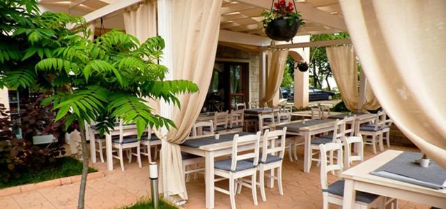 A restaurant or other place to eat at Paradise Bay D8 Apartment