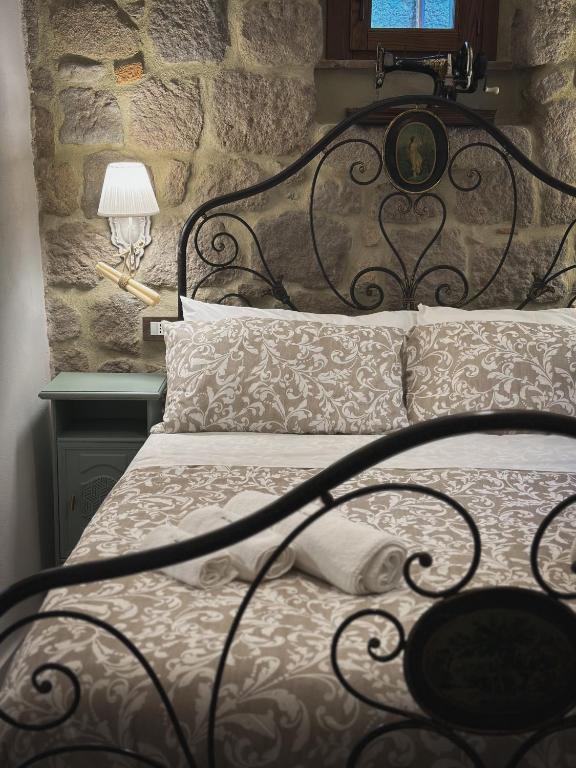 a bedroom with a bed with a black iron headboard at C'era una volta in Abbadia San Salvatore