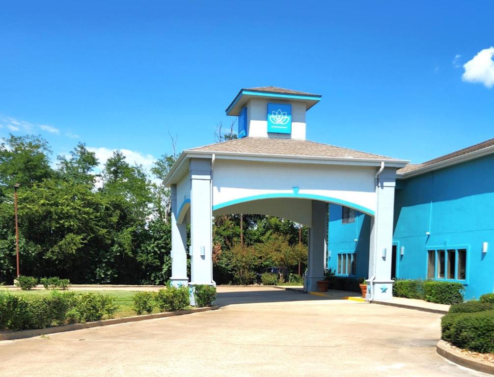 a blue building with a clock tower on top at Hotel Blue Fairfield TX in Fairfield
