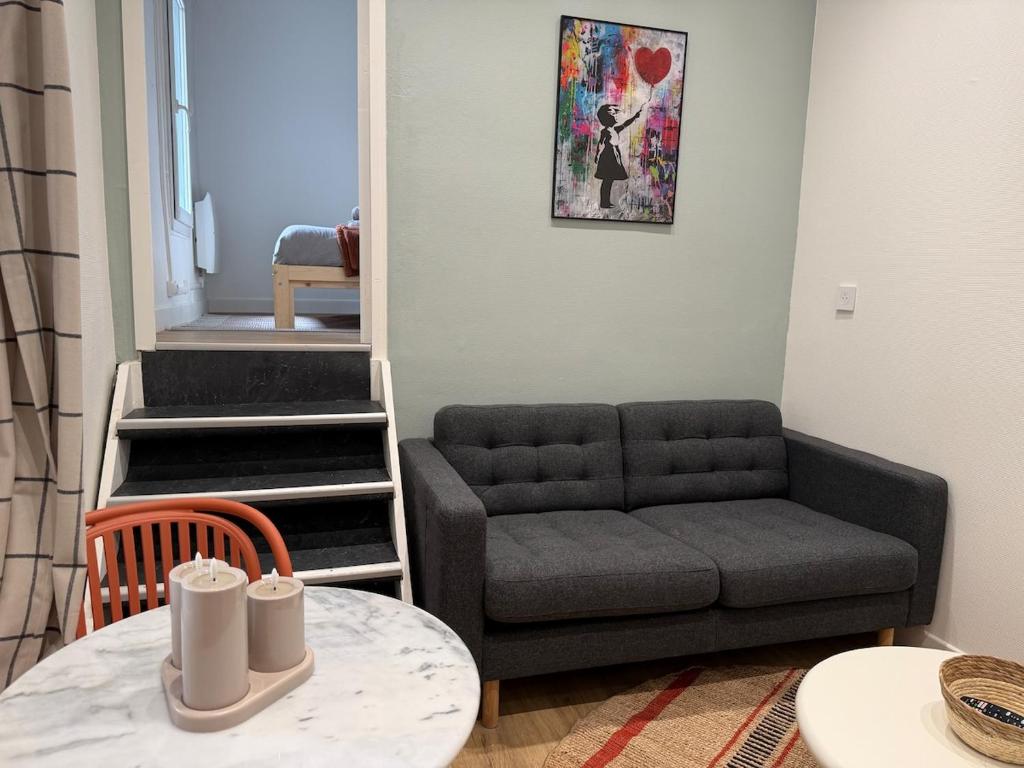 a living room with a couch and a table at Duplex T2 cosy - Hyper Centre - Parking privé in Bourges