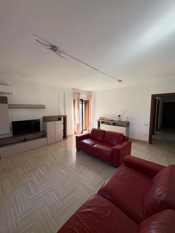a living room with a couch and a tv at Home Marí in Sessa Aurunca