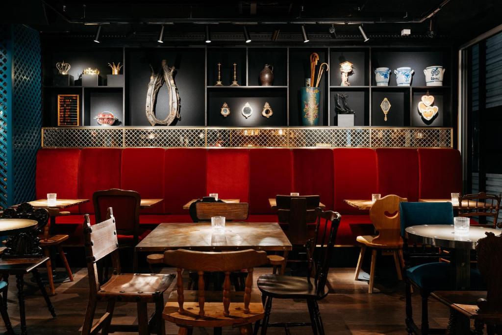 Svetainės erdvė apgyvendinimo įstaigoje Ruby Rosi Hotel Munich by IHG