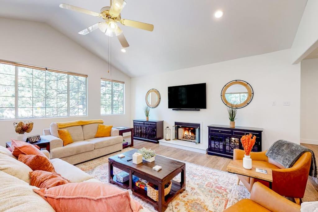 a living room with a couch and a fire place at Lake Gregory Escape in Crestline