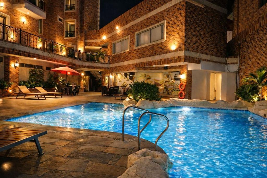 a large swimming pool in front of a building at Hotel Windsor Barranquilla in Barranquilla