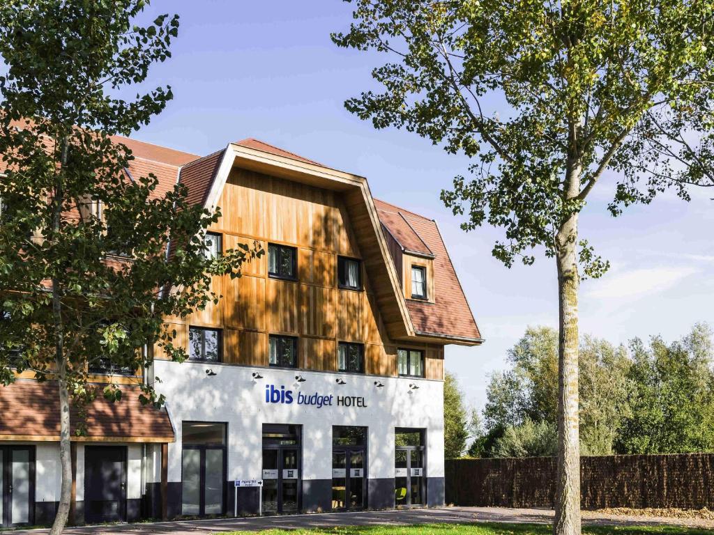 a building with the words jobs biggest house at ibis Budget Knokke in Knokke-Heist